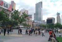 Nanjing West Road - Au nord du Bund, le long de la Nanjing West Road, se dressent des buildings extravagants