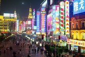Nanjing West Road la nuit