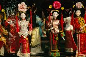 Le March aux Antiquits - Les revendeurs du march offrent des collections exquises de curiosits et d'antiquits
