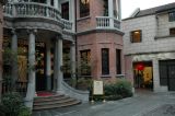 Xintiandi - Au beau milieu de la tumultueuse Shanghai des gratte-ciel, une place commerante et un ensemble de petites rues jalonnes de restaurants et de bars